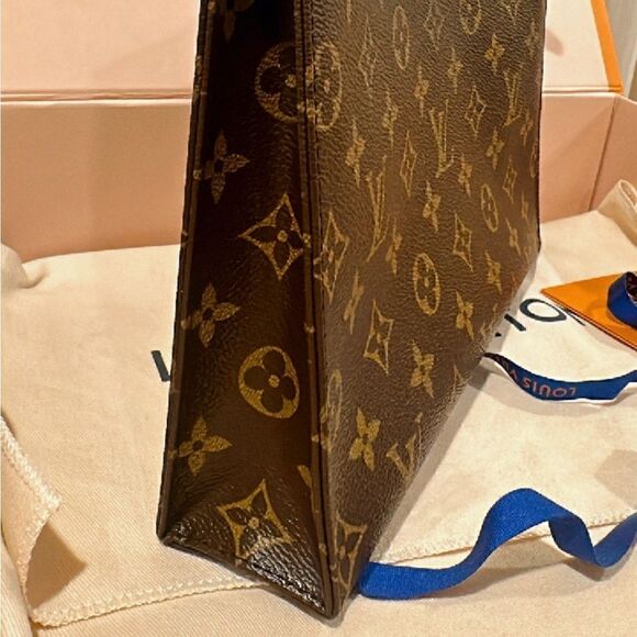💯% Authentic Louis Vuitton Toiletry 26✨ - Picture 9 of 16